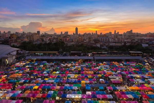Vacker himmel efter solnedgång över Bangkok loppmarknad på natten — Stockfoto