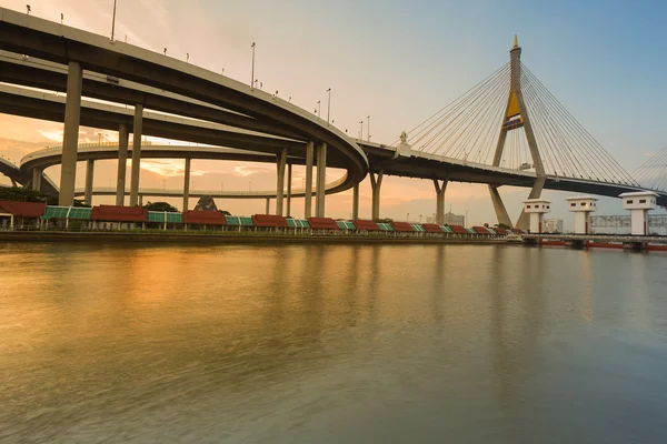 Puente colgante cruza el río principal de Bangkok al atardecer, Tailandia — Foto de Stock