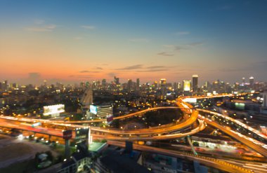 Havadan görünümü burred ışık şehir yol ve idari bina deyimleri