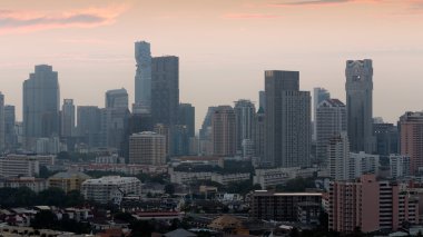 Gün batımından önce ofis şehir şehir merkezinde Binası üzerinde