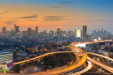 Şehir şehir arka plan ve yol kavşak üzerinde günbatımı gökyüzü güzellik