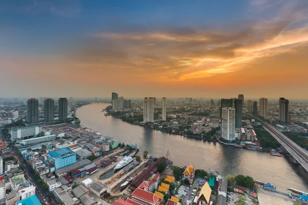 Bangkok city downtown with river curved and beautiful sky during twilight — Stock Photo, Image