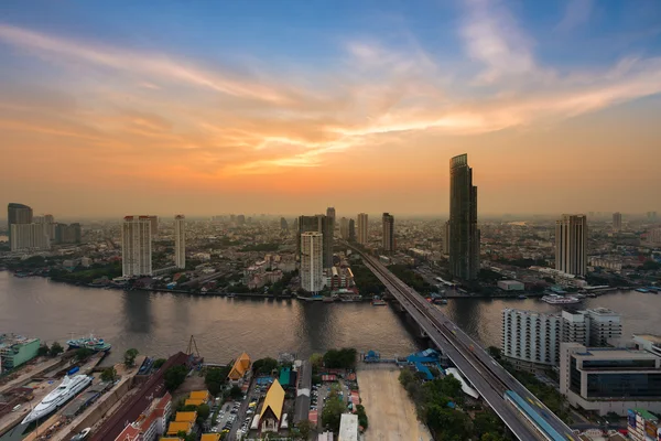 Bangkok principal rio atravessar a cidade do centro com céu dramático após o pôr do sol — Fotografia de Stock