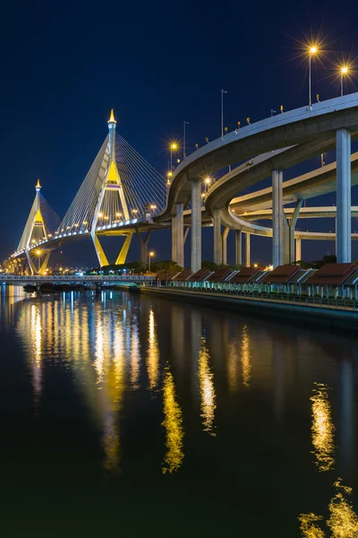 Twilight over Twin Suspension bridge and water reflection — Stock Photo, Image