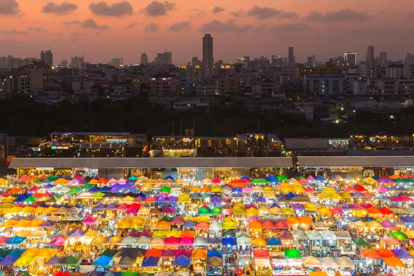 Вид с воздуха красочный блошиный рынок крыши с центром города фоне — стоковое фото