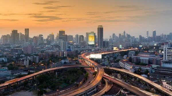 Zachód słońca nad Bangkok miasta centrum tło i wymieniane, Droga ekspresowa — Zdjęcie stockowe