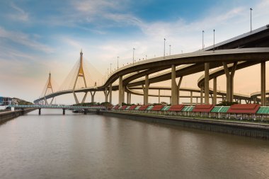 Endüstriyel Ring Road köprüyü Chao Phraya Nehri günbatımı sırasında Bangkok Tayland