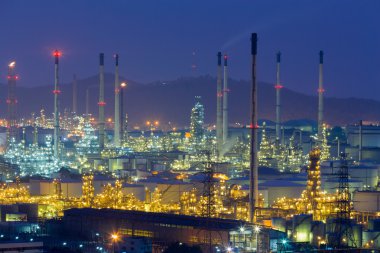 Alacakaranlıktaki petrol rafinerisi fabrikası