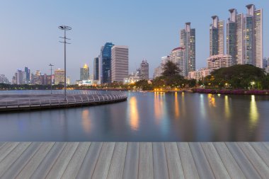 Su açık ve yansıma gece genel park görünümünde ofis binası