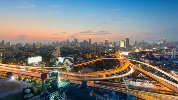 Vista aérea após o pôr-do-sol da intersecção rodoviária elevada — Fotografia de Stock