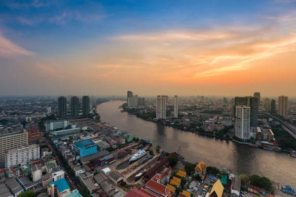 Fiume Chao Phraya curvato sul centro di Bangkok, Thailandia, con un bel cielo dopo il tramonto — Foto Stock
