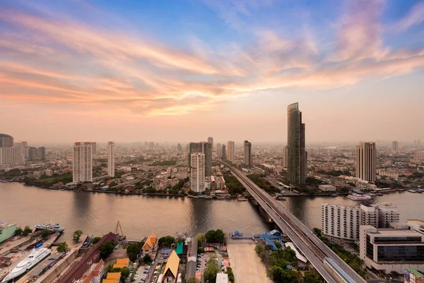 Il fiume Chao Phraya attraversa il centro di Bangkok, Thailandia, con un bel cielo dopo il tramonto — Foto Stock