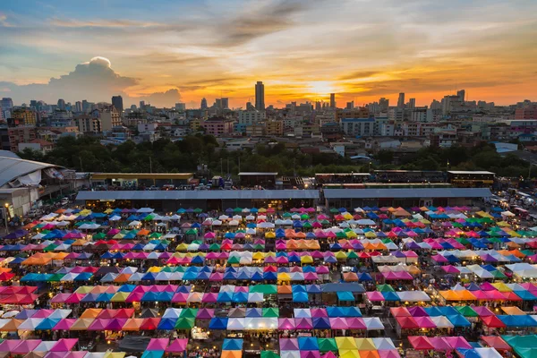 Solnedgång himlen över helgen nattmarknaden, flera färg bakgrunden — Stockfoto