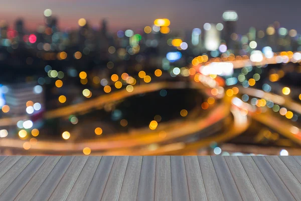 Borrosas luces bokeh intercambiadas con el centro de la ciudad de fondo — Foto de Stock