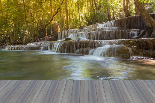 N Kanchanaburi vodopádu Erawan v národní park v Thajsku. — Stock fotografie