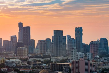 Gün batımından önce bina şehir ofisi