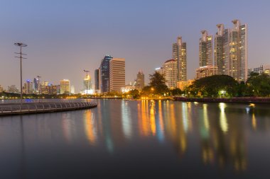 Şehir Ofisi yansıması ile kamu Park görünümü oluşturma