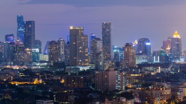 Ofis ışıkları gece görünümü