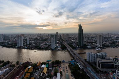 Havadan görünümü Bangkok Nehri geçmek şehir şehir merkezinde
