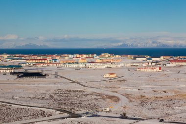 Küçük bir köy ile İzlanda kış manzarası