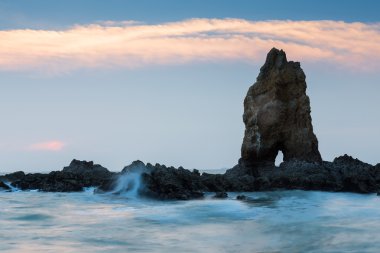 Sahil günbatımı, doğal manzara sırasında taşın