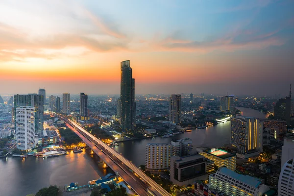 Céu de pôr-do-sol de beleza após o pôr-do-sol sobre o rio da cidade de Bangkok curvo — Fotografia de Stock