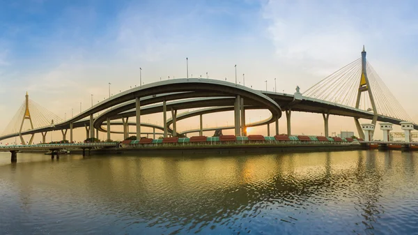 Панорама Двойной подвесный мост соединяет автомагистраль в Бангкоке Таиланд — стоковое фото