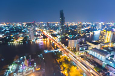 Havadan görünümü, bulanık bokeh ışıklar gece görünümü, şehir ve nehir kavisli