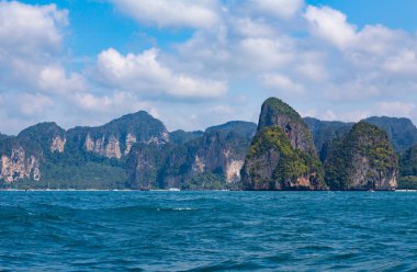 Sahil ve dağ, güzel doğal peyzaj