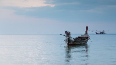 Sahil manzarası otopark long tail tekne