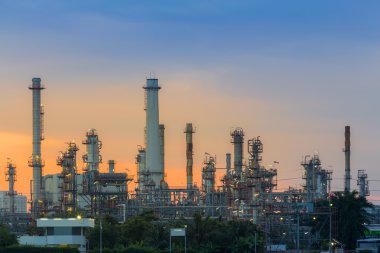 güzel gökyüzü ile petrol rafinerisi 