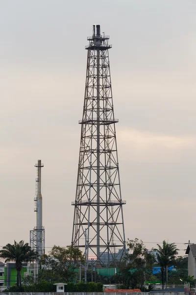 Πύργος διυλιστηρίου πετρελαίου — Φωτογραφία Αρχείου