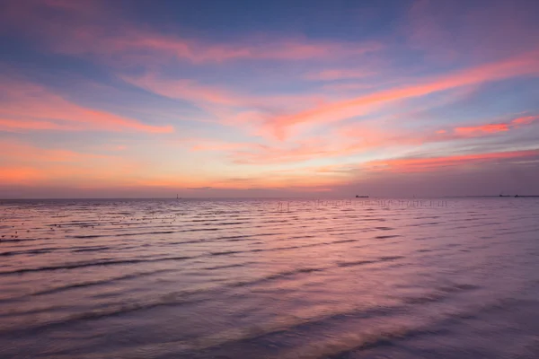 Céu da beleza após o por do sol sobre o horizonte do seacoast — Fotografia de Stock