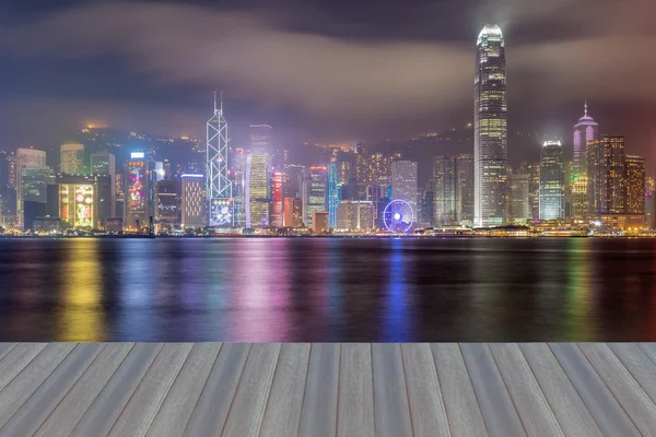 Öppna trägolv, Hong Kong stadsbilden waterfront — Stockfoto