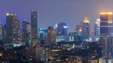 Alacakaranlık ofis binası şehir merkezinde