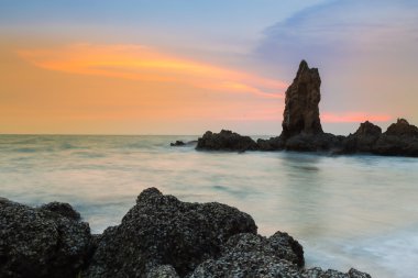 Kayalık sahil manzarası, doğal peyzaj arka plan üzerinde güneş battıktan sonra güzel gökyüzü