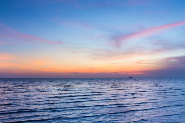 Sahil manzarası ve güzel gökyüzü, doğal peyzaj
