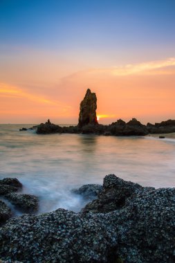 Kayalık sahil manzarası, doğal peyzaj arka plan üzerinde