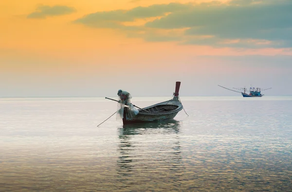 Barco de cola larga en el mar con hermoso cielo después del atardecer —  Fotos de Stock