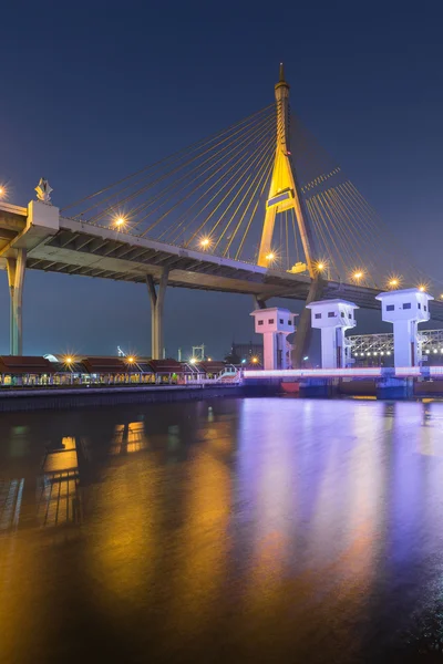 Asma köprü ve watergate alacakaranlık sırasında