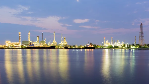 Paisaje panorámico, Refinería de petróleo con reflejo fluvial —  Fotos de Stock