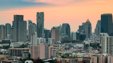 Şehir şehir ofis binası ile güzel gökyüzü arka plan