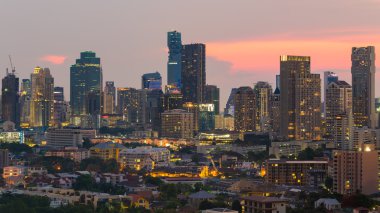 Gün batımı, Bangkok iş alan arka plan sırasında birden çok ofis binası