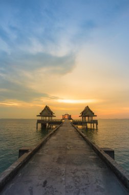 Denizin güzel gökyüzü günbatımı sırasında önde gelen geçit