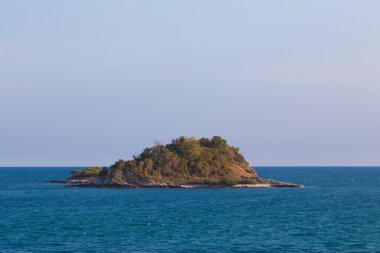 Küçük yalnız taş ada, doğal peyzaj 