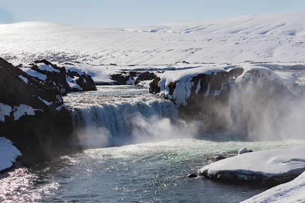 Naturwasserfall in der Wintersaison — Stockfoto