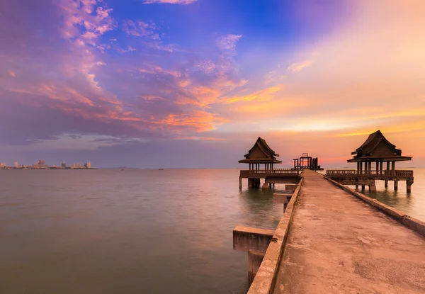 Gå väg till thailändska tempel i havet med vackra himmel bakgrund — Stockfoto