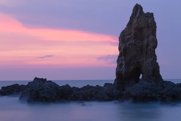 Zonsondergang over de zee en het rotsachtige kust — Stockfoto
