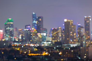 Bulanık bokeh ışıkları, güneş battıktan sonra şehir şehir arka plan