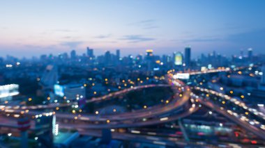 Soyut bulanık bokeh ışıkları, şehir şehir arka plan ve güneş battıktan sonra Otoban